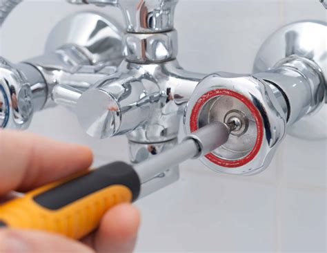 How To Fix a Leaking or Dripping Shower / DIY Replace Shower。